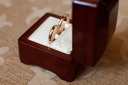 金木水火土字体摄影照片_木盒中优雅的金结婚戒指