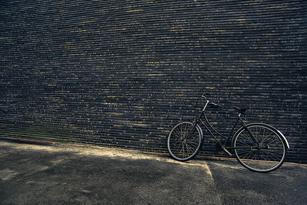 街上的经典复古黑色时髦自行车