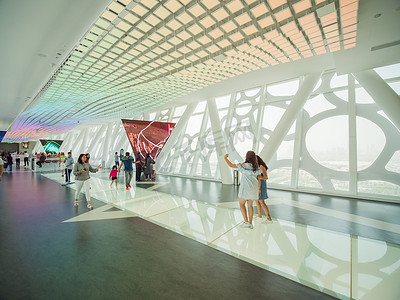 阿联酋迪拜 — 2018年5月15日：迪拜框架建筑的内部与游客。