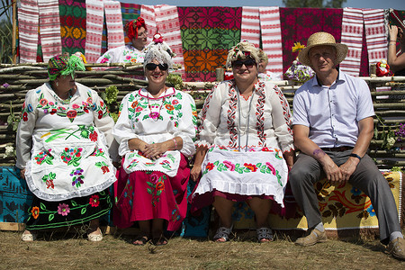 身着民族服装的白俄罗斯人民。