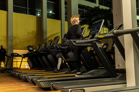 跑步中的人摄影照片_模拟器跟踪锻炼跑步活动，从运动员跑步设备中的健康运动、机器功率。