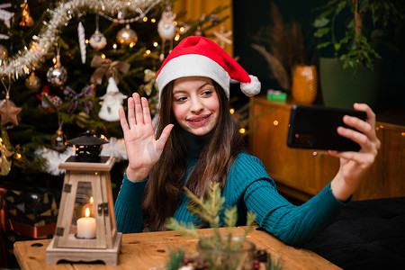 圣诞节期间，一名十几岁的女孩在视频电话会议上许愿。