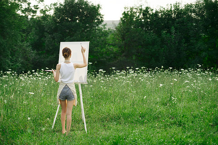女艺术家绘画自然野餐爱好创意