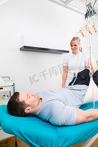 物理治疗师在吊索台上锻炼病人