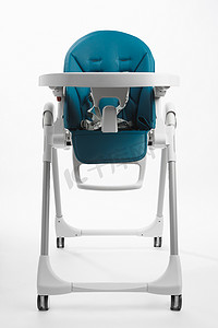 用于婴儿喂养的高脚椅，隔离在白色