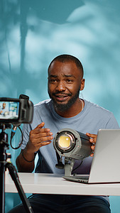 非洲裔美国博主在相机上回顾工作室灯光