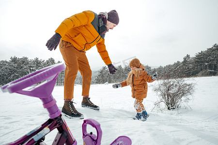 冬天，父亲拉着小儿子爬雪橇