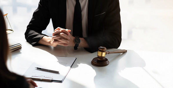 商业律师在法庭上研究法律立法以帮助他们的客户。