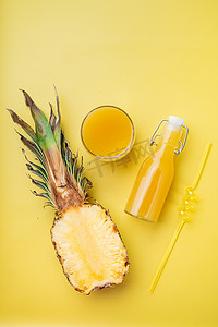 菠萝汁，黄色质感夏季背景，顶视图平躺