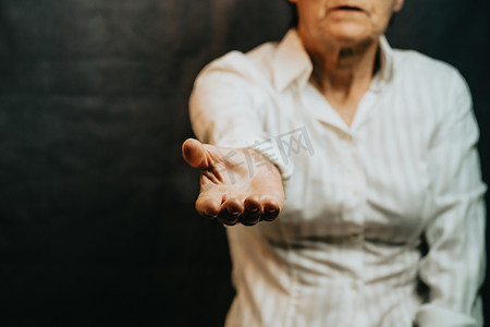 老妇人把手放在相机上，帮助和自助概念，心理健康