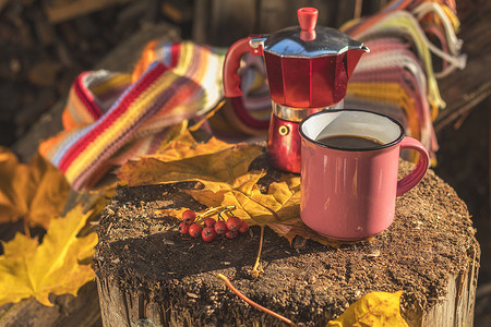 多彩多姿的围巾，一杯咖啡，红色咖啡机，黄色枫木