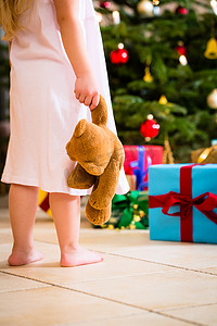 圣诞节那天带着礼物和泰迪熊的女孩