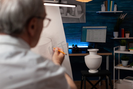 关注老人绘制的用于光研究的石膏白色花瓶模型