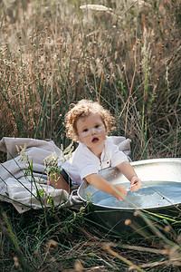 麦子特写摄影照片_一个小男婴的特写肖像麦子夏田的。