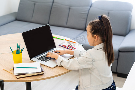 冠状病毒爆发期间，小女孩在家参加在线电子学习平台课程。