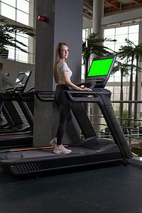年轻女子长跑步机室内轮廓完整的跑步运动，概念健康的生活方式生活方式健康的身体从机器运动，跑步者一起。