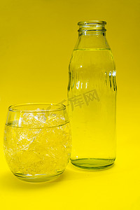 玻璃烧杯和瓶子里装满冰和纯净水。