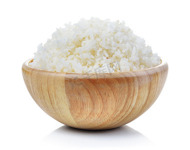 白色背景摄影照片_白色背景中木碗里的米饭