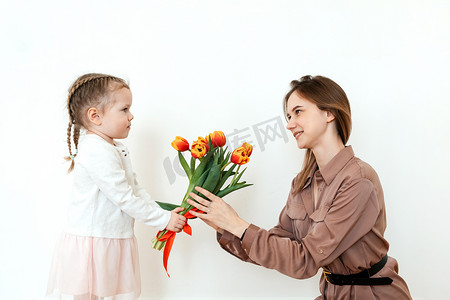 快乐的女儿用郁金香祝贺妈妈