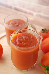 罐子里的番茄酱，桌上有新鲜的番茄