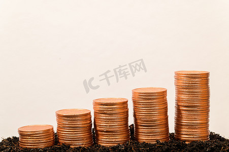 金钱硬币堆栈增长图与阳光散景背景、投资概念。商业金融和省钱概念