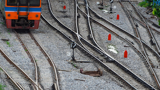年终备货摄影照片_火车轨道和铁路之间的交通标志。
