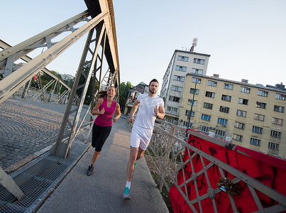 云南过桥米线菜单摄影照片_年轻夫妇慢跑过城市的桥