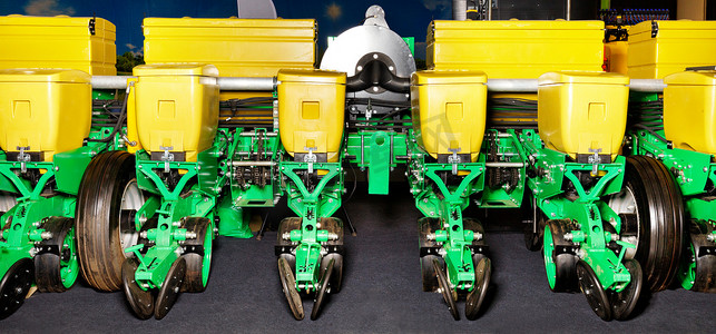 多行现代播种机，挂在拖拉机上，用于农业部门。