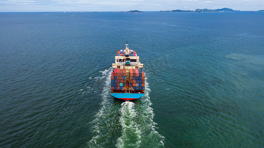 集装箱船离开工业海港，全球业务进出口，公司业务物流和国际集装箱货运船在公海运输。