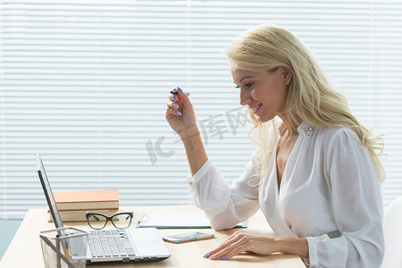 工作、商业、技术和人的概念 — 在办公室工作的年轻女性，配有笔记本电脑和写笔记