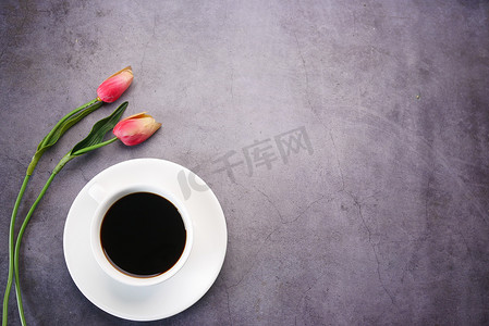 平面构图咖啡，黑色背景上的郁金香花。