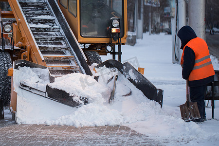 拖拉机正在清理道路上的积雪。