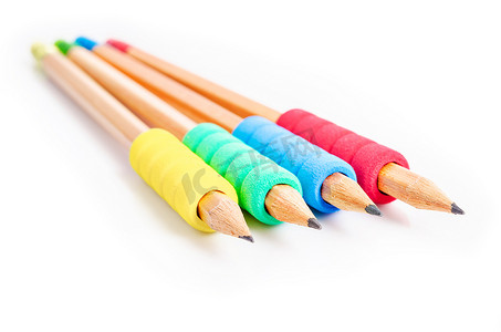 带有彩色橡胶泡沫握把的木制铅笔。