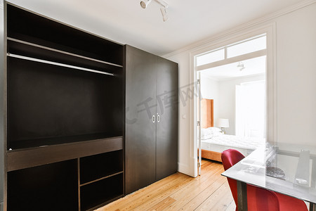 衣柜木质摄影照片_豪华客房设计，配有大型黑色木质衣柜