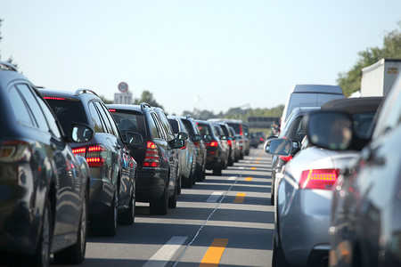 许多不同的汽车造成长时间的交通堵塞