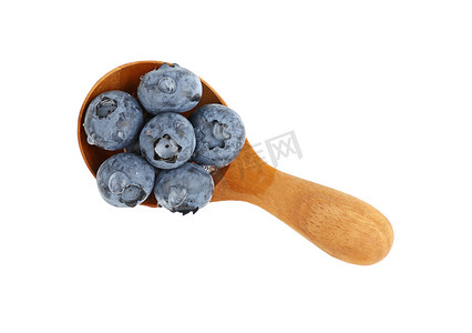 木勺中的新鲜蓝莓，白色隔离