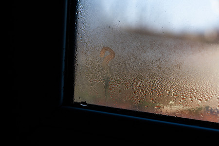 秋季或冬季雨后窗户湿漉漉的