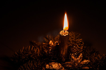 优雅的圣诞头饰，在环境灯中点燃蜡烛