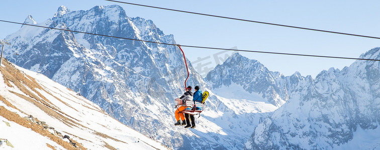 拜月摄影照片_俄罗斯栋拜 — 2014年1月3日：人们正在高加索山脉的露天高处举起