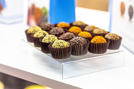 展示各种自制糖果，包括开心果和巧克力