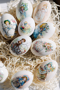 复活节鹅蛋上有很多不同的图画。