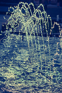 喷泉在池子里喷出闪闪发光的水