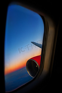 飞机摄影照片_从喷气式飞机的窗户俯瞰蓝天