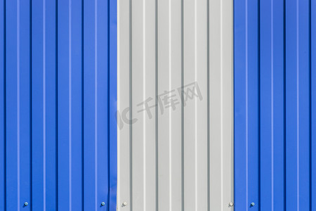 蓝色和白色彩绘金属板铁栅栏纹理背景