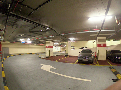 迪拜地下室的编号停车场有两辆车。