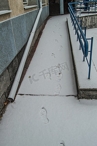 主图年中大促摄影照片_坡道上的雪地脚印是为残疾人士在一年中任何时间的通行而设置的