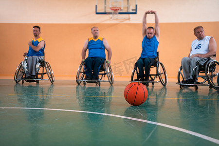 篮球比赛开始前，残疾篮球队与选拔员在大厅合影