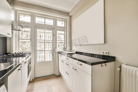 白色大理石台面摄影照片_白色斯堪的纳维亚风格的迷你厨房
