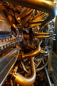 原料气压缩机燃气轮机位于加压外壳内，用于海上石油和天然气中央处理平台的燃气轮机。