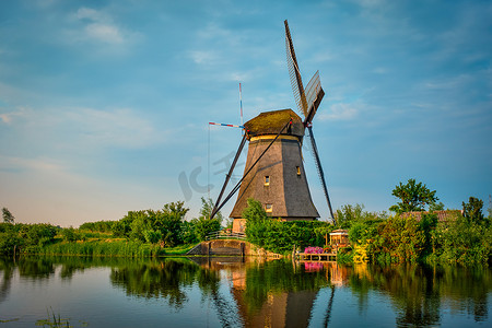 荷兰小孩堤防的风车。